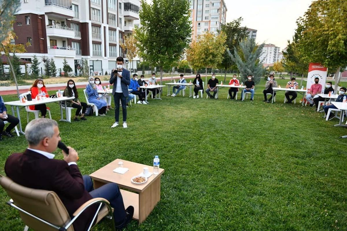 &Ccedil;ınar, bilgi evinde gen&ccedil;lerle bir araya geldi