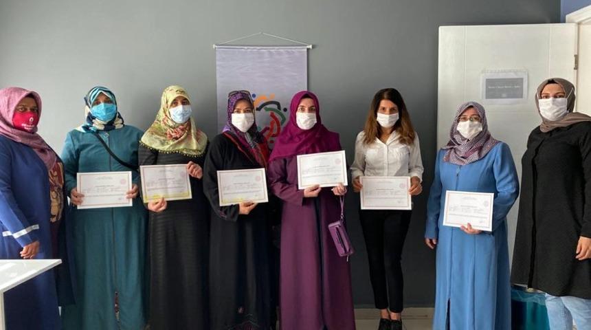Kur&rsquo;an kursunda eğitim g&ouml;ren kadınlar sertifikalarını aldı