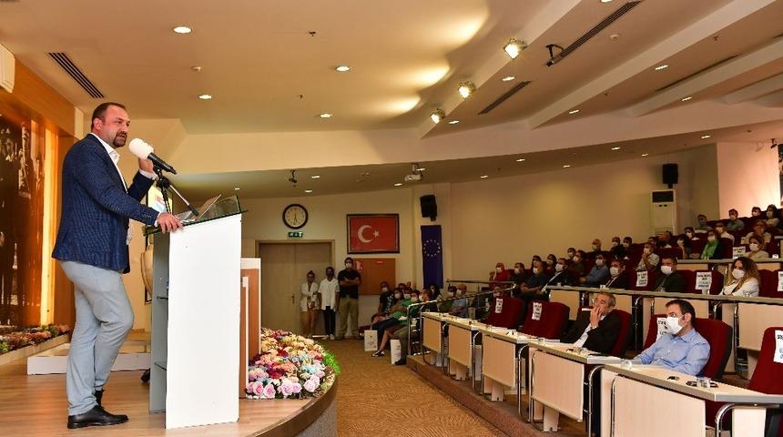 Başkan G&uuml;mr&uuml;k&ccedil;&uuml;&rsquo;den belediye personeline 500 g&uuml;n sunumu