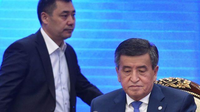 Başbakan Sadyr aparov (solda) ve eski Cumhurbaşkanı Sooronbay Ceenbekov (sağda)