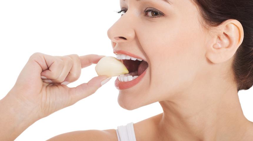 Sarımsağı hap gibi yutmak d&uuml;ş&uuml;nd&uuml;ğ&uuml;n&uuml;z kadar faydalı değil! &Ccedil;&uuml;nk&uuml;...  