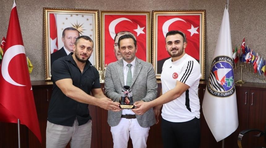 Milli Güreşçiler, Başkan Yanmaz’ı ziyaret etti