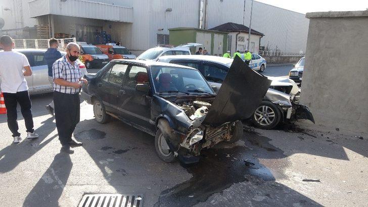 Otomobiller çarpıştı: 2 yaralı G2