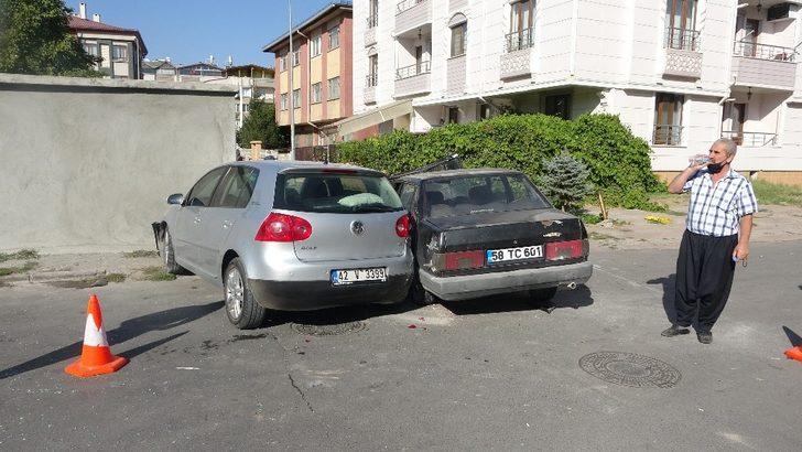 Otomobiller çarpıştı: 2 yaralı G3