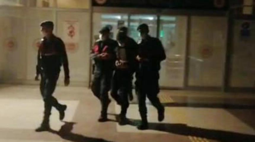 Buluşmak i&ccedil;in s&ouml;zleştiği kişiyi, 2 arkadaşıyla gasbetti