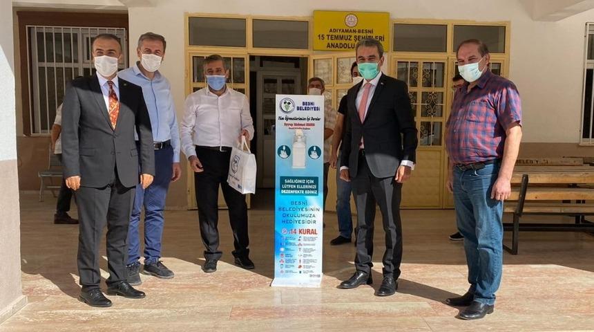 Besni Belediyesinden okullara dezenfektan standı