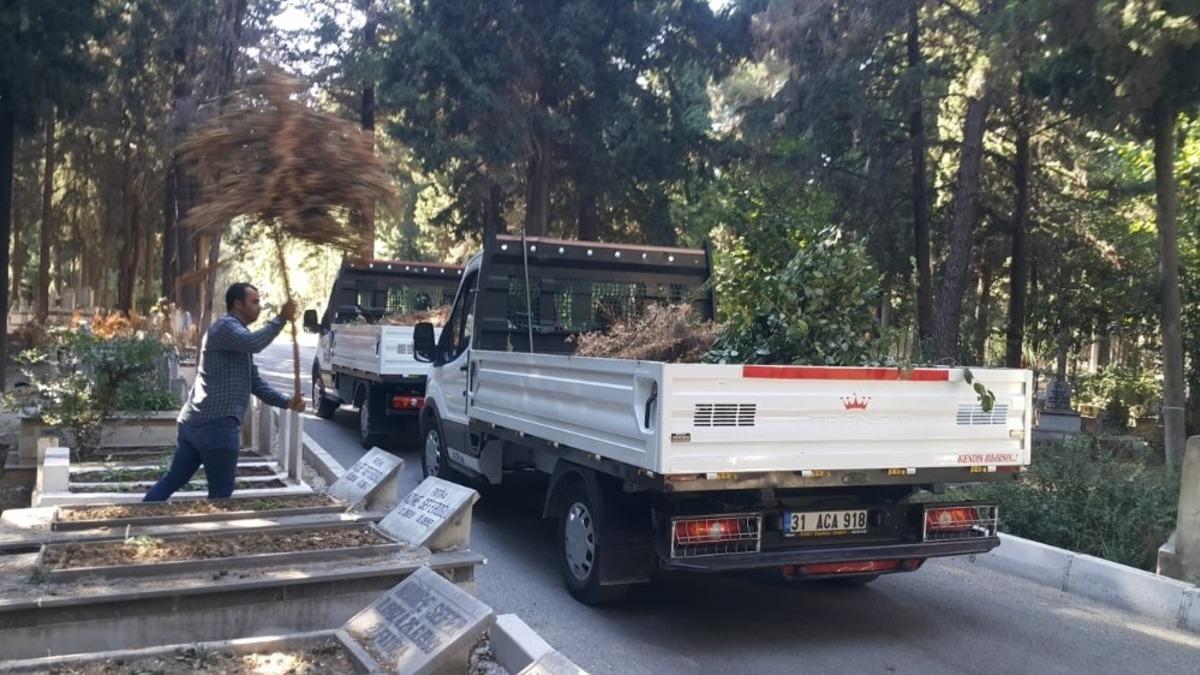 Hatay&rsquo;da mezarlıklarda 32 kamyonet dolusu &ccedil;&ouml;p toplandı