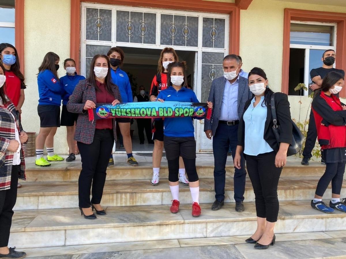 AK Parti Hakkari Kadın Kolları Başkanı Ertuş, Y&uuml;ksekova&rsquo;yı ziyaret etti