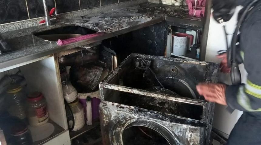 Mutfakta &ccedil;ıkan yangın s&ouml;nd&uuml;r&uuml;ld&uuml;