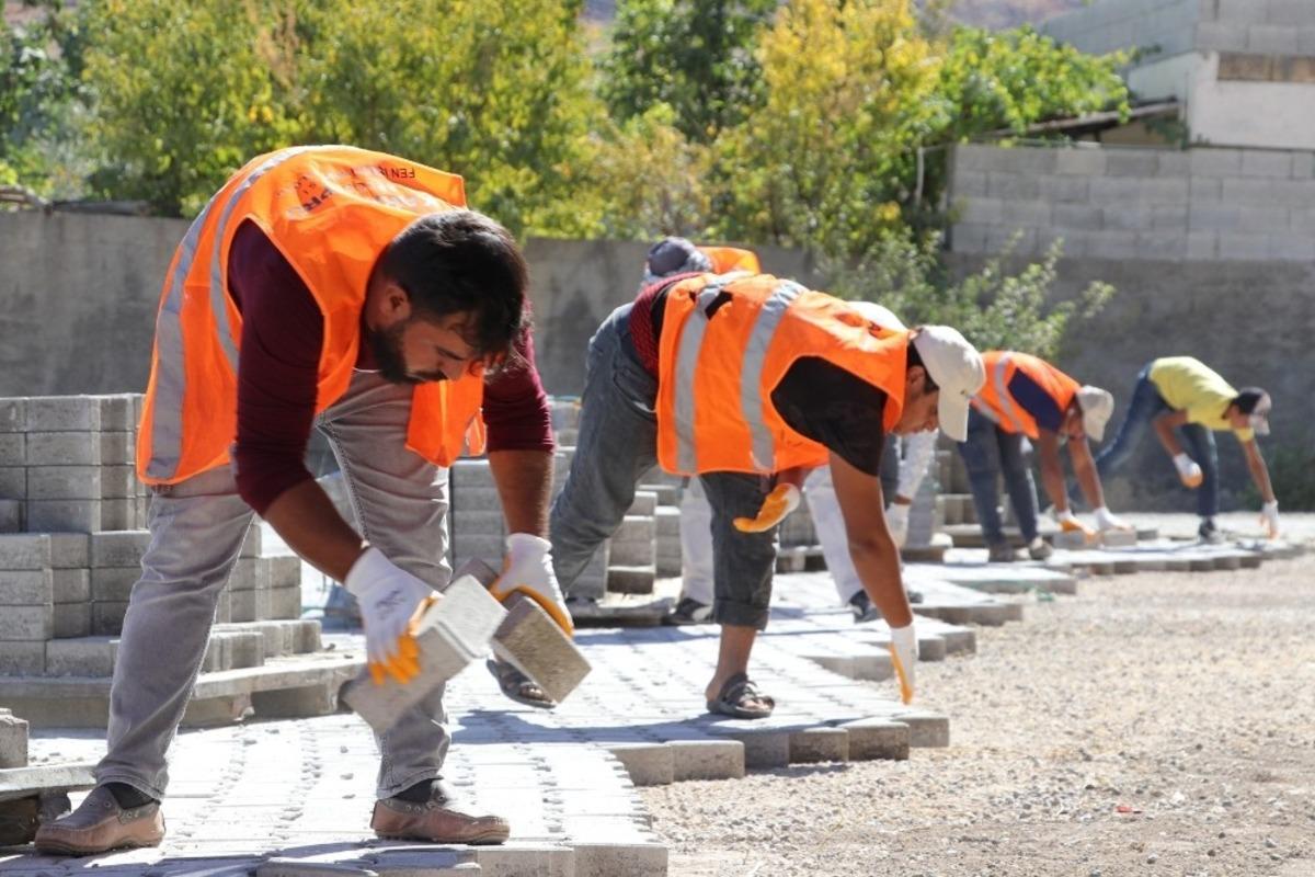 Karak&ouml;pr&uuml; kırsalında kilitli parke &ccedil;alışmaları s&uuml;r&uuml;yor