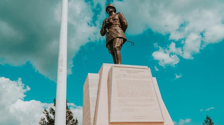 Mustafa Kemal Atatürk’ün ilk soyadı nedir? Atatürk soyadının veriliş hikayesi 