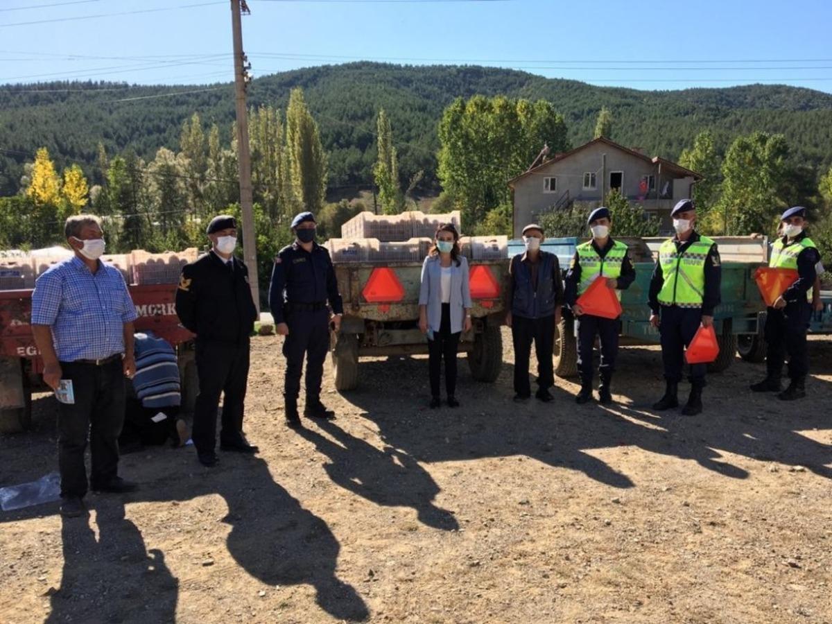 50 Trakt&ouml;re 100 adet reflekt&ouml;r takıldı