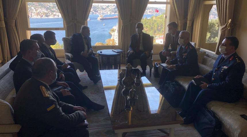 Bakan Akar, Ukraynalı mevkidaşı ile bir araya geldi