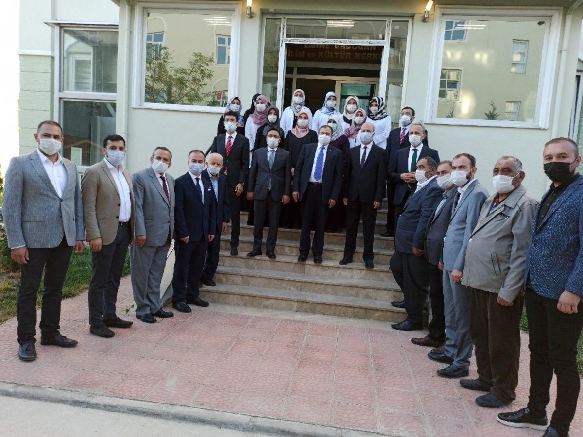 Emine Erdoğan İlim ve K&uuml;lt&uuml;r Merkezinde devir teslim t&ouml;reni