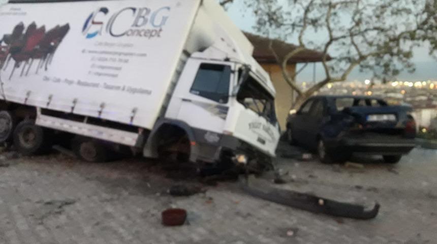Freni boşalan kamyonet otomobile ve binaya &ccedil;arparak durabildi
