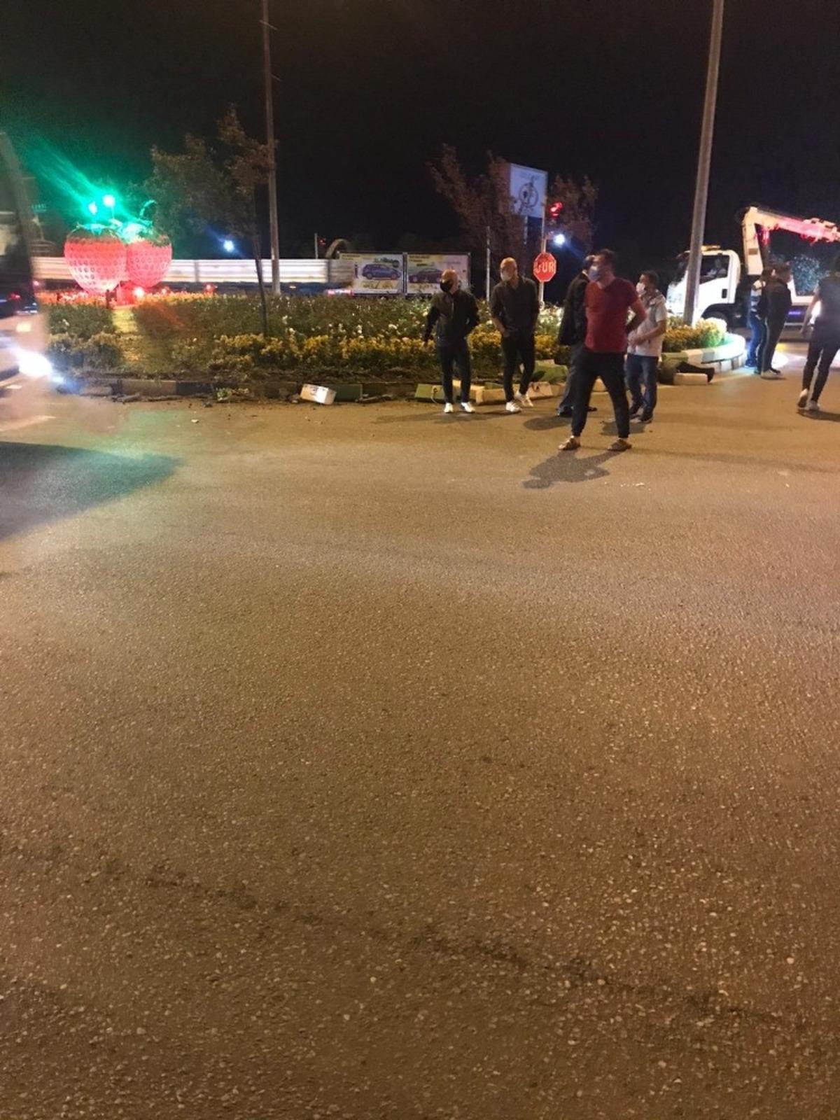 Otomobiller şerit değiştirirken &ccedil;arpıştı