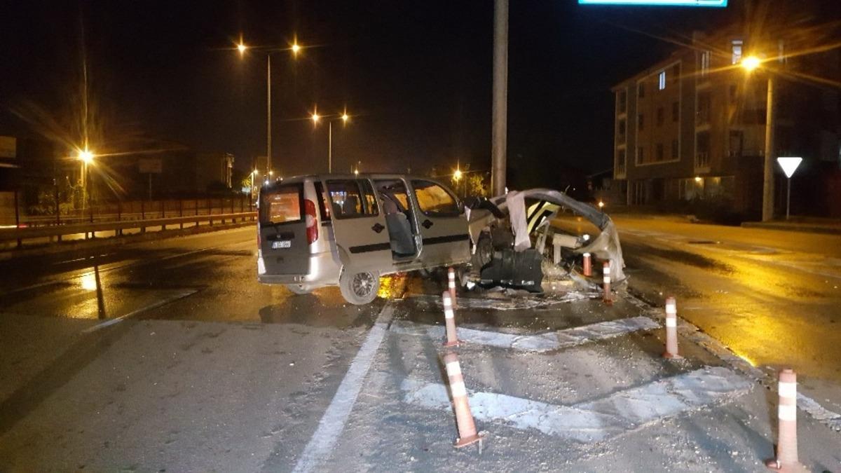 Yol ayrımında bariyerlere &ccedil;arpan otomobilin s&uuml;r&uuml;c&uuml;s&uuml; yaralandı