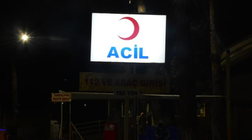 Parkta tartıştığı kişiler tarafından bıçaklandı