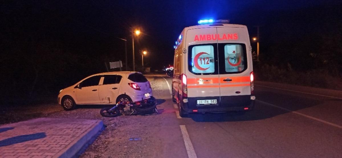Motosiklet s&uuml;r&uuml;c&uuml;s&uuml; d&ouml;n&uuml;ş yapan otomobile &ccedil;arptı