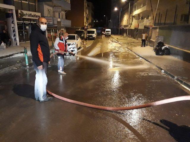 İtfaiye ekibi caddeleri dezenfekte etti
