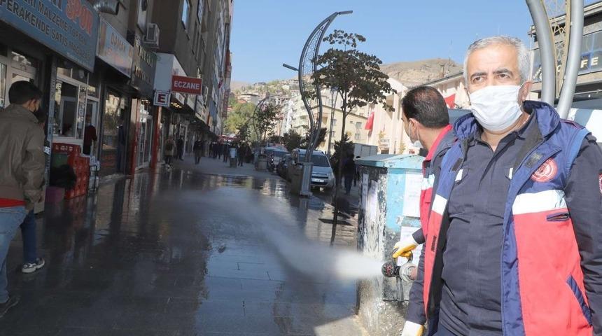 İtfaiye ekibi caddeleri dezenfekte etti