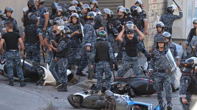 29 Ekim'de, başkent Beyrut'ta protestoların 13'üncü gününde göstericiler ile güvenlik güçleri arasında çatışmalar yaşandı.