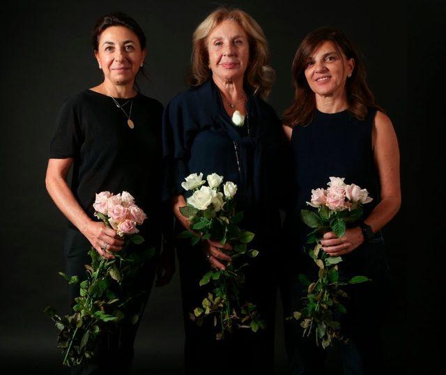 Lübnanlı sanatçı Vera Mokbel, hükümet karşıtı gösterilere destek için yapılan fotoğraf çekimine kızları Carla Zahlan (solda) ve Paula Mtaini (sağda) ile katıldı. Destek albümü için çekilen fotoğraflarda farklı mesleklerden pek çok isim yer aldı.