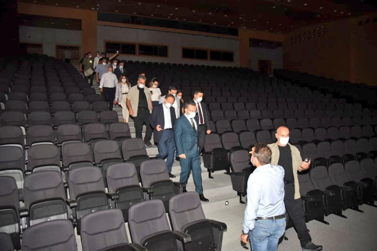 Aydın Valisi Aksoy, elektriği kesik olan kongre merkezinde inceleme yaptı