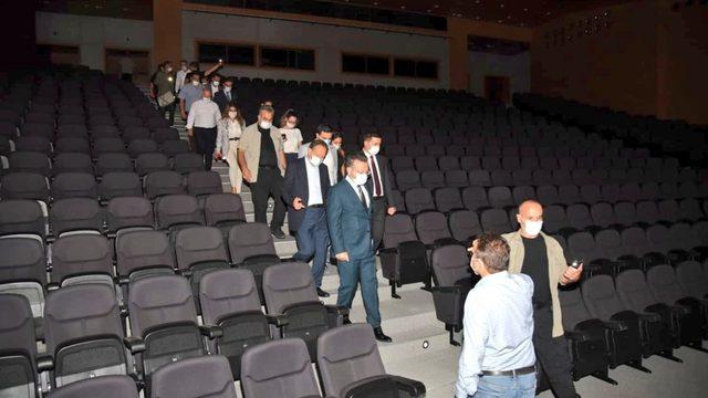 Aydın Valisi Aksoy, elektriği kesik olan kongre merkezinde inceleme yaptı