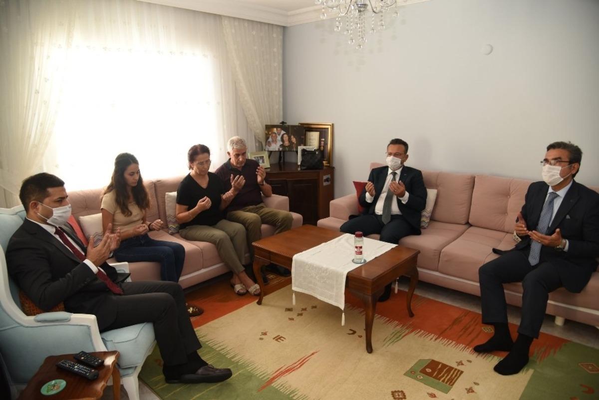 Vali Aksoy, Kuşadası&rsquo;nda şehit ailelerini ziyaret etti