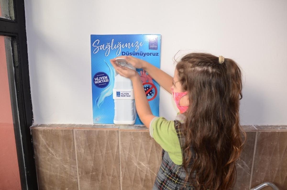 Kuşadası&rsquo;ndaki t&uuml;m okullara dezenfekte &uuml;niteleri yerleştirildi