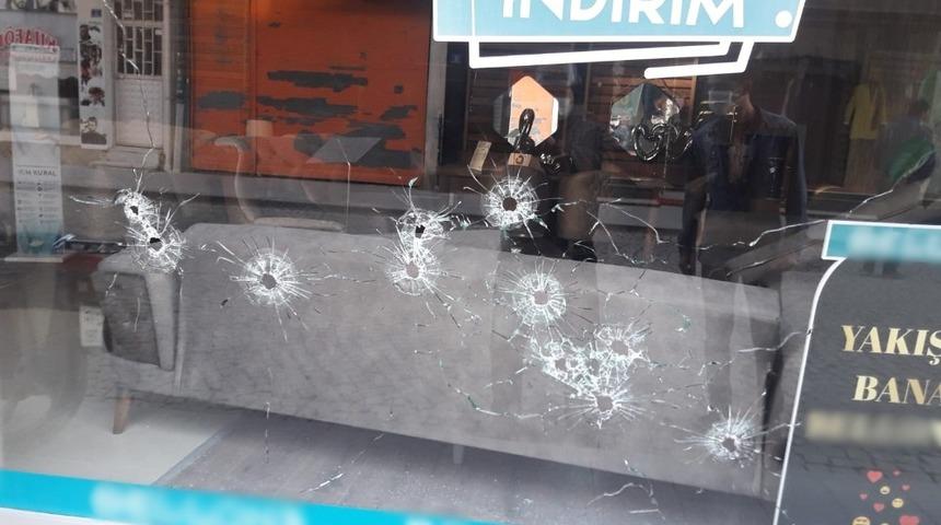Mobilya mağazası kurşunlandı