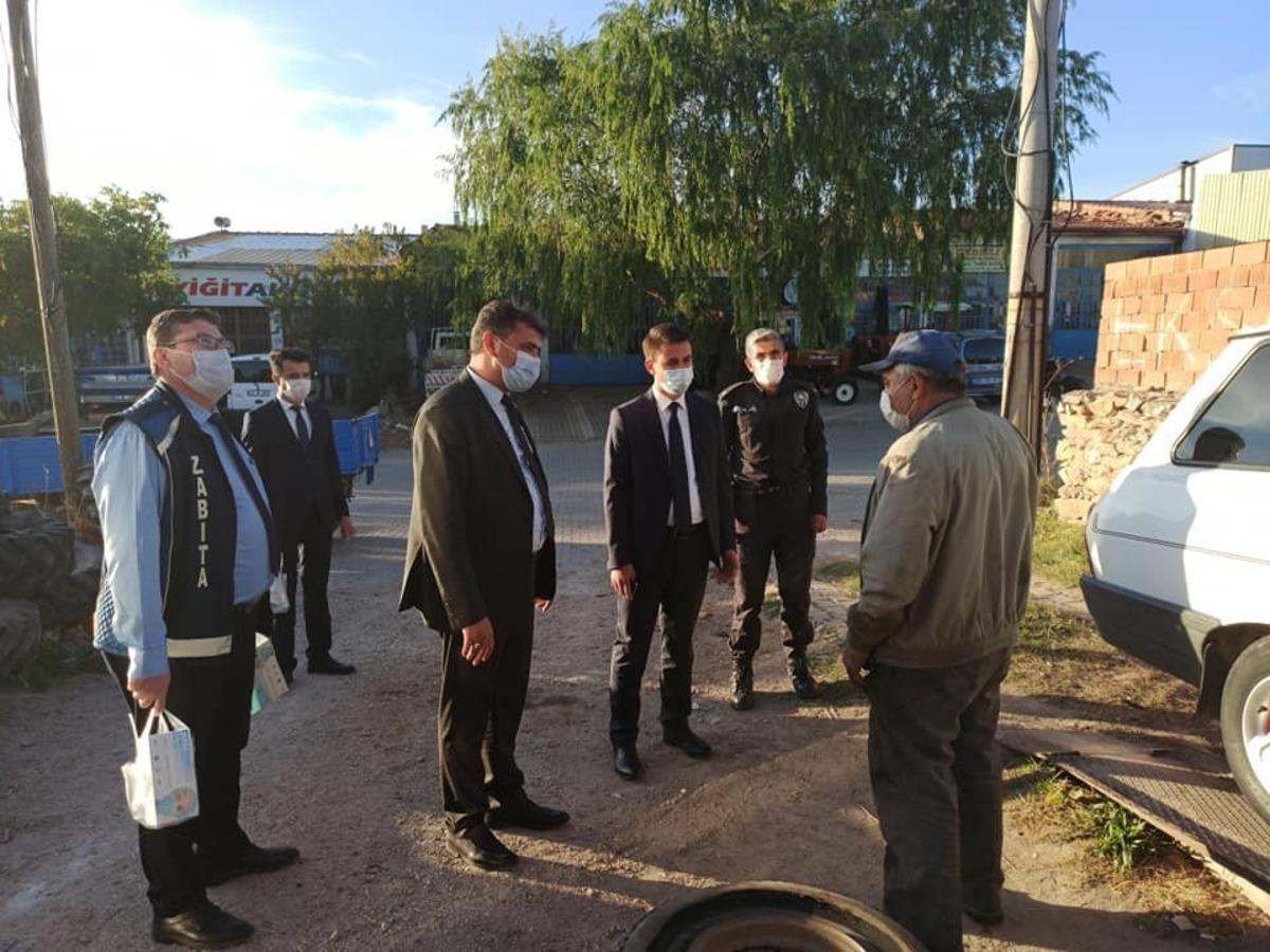 Belediye esnaflara maske ve dezenfektan dağıttı