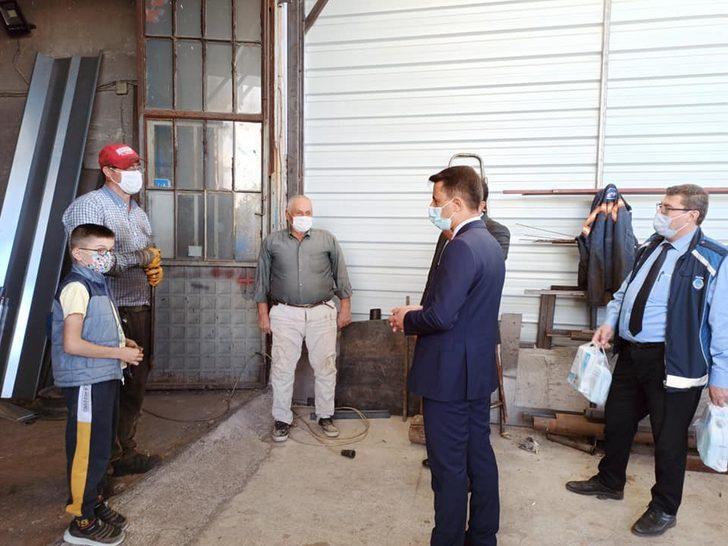 Belediye esnaflara maske ve dezenfektan dağıttı G2