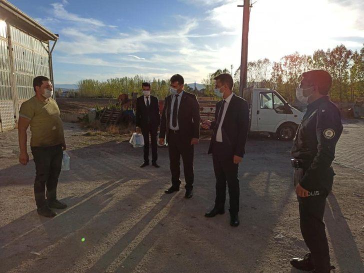 Belediye esnaflara maske ve dezenfektan dağıttı G4