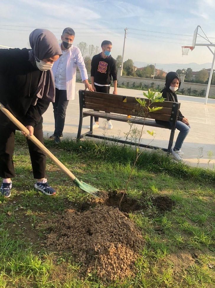 Uğurlu öğrenciler okul bahçesini ağaçlandırdı G2