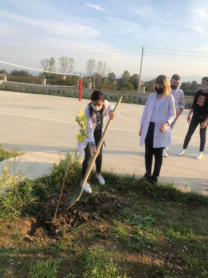Uğurlu öğrenciler okul bahçesini ağaçlandırdı G3