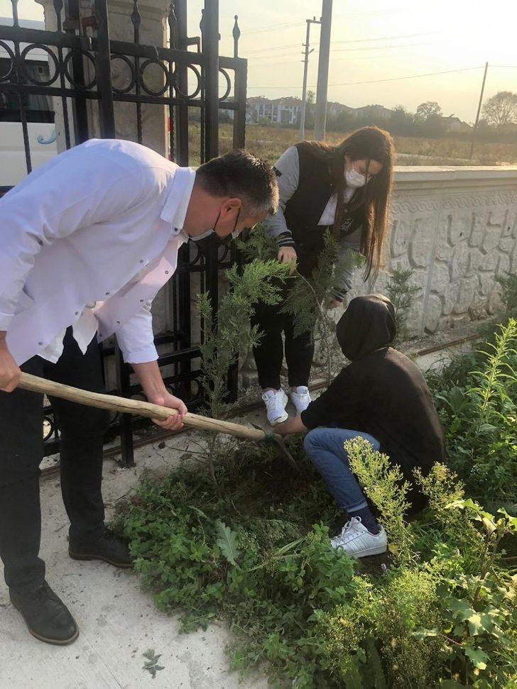 Uğurlu öğrenciler okul bahçesini ağaçlandırdı G4