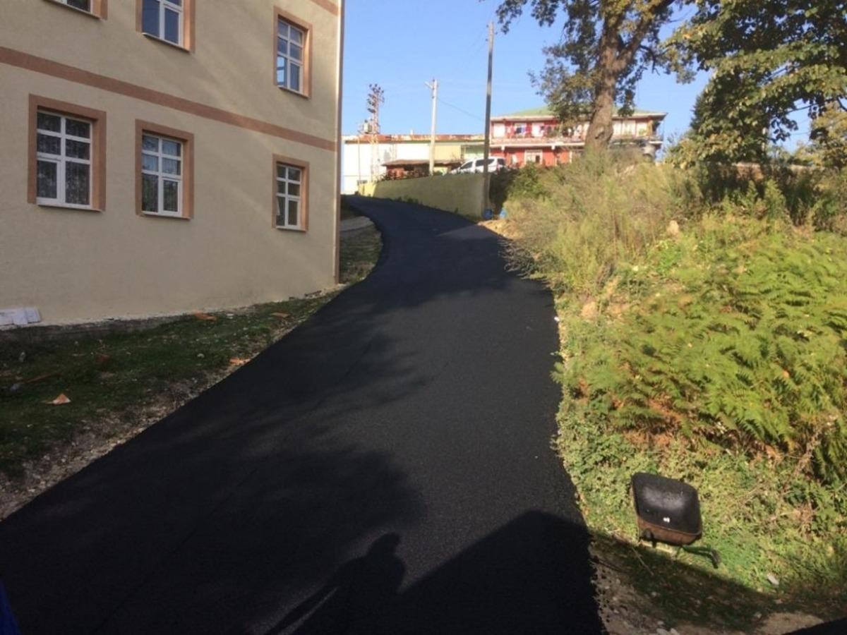 K&ouml;y&uuml;n&uuml;n d&ouml;rt bir yanında asfaltlama yapıldı