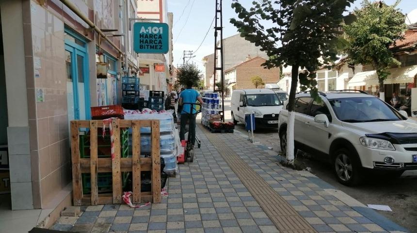 Engelli yolu engel dolu