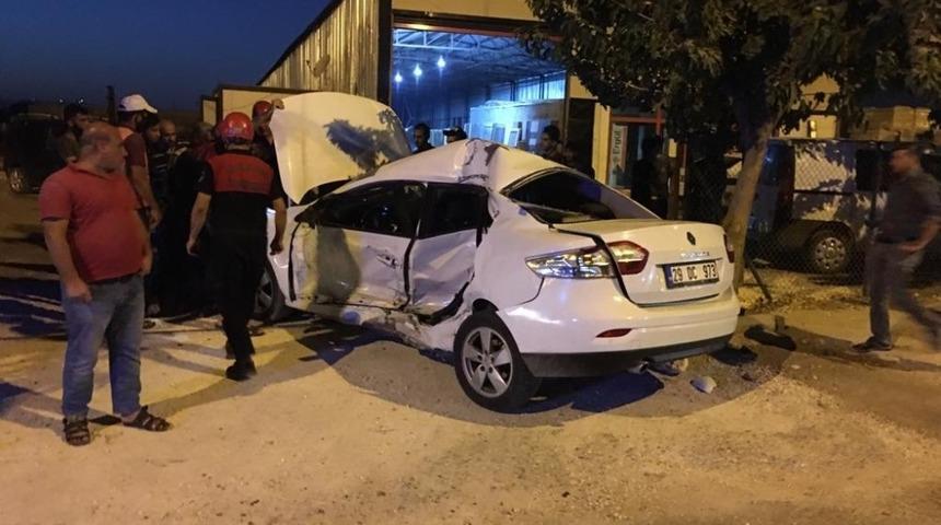 Şanlıurfa’da otomobil kaldırıma çıktı:1 yaralı