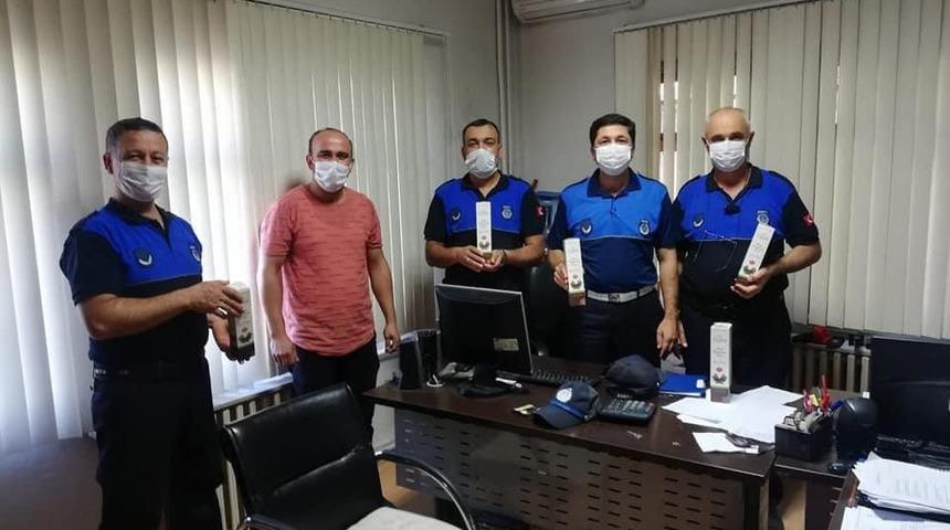 Zabıtalara bağışıklık sistemini g&uuml;&ccedil;lendiren ke&ccedil;iboynuzu pekmezi hediye etti