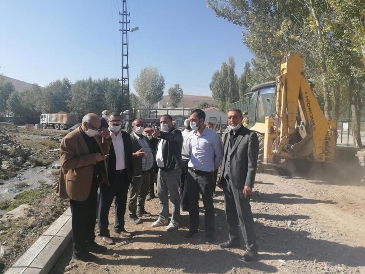 AK Parti Bulanık heyeti, yol &ccedil;alışmalarını inceledi