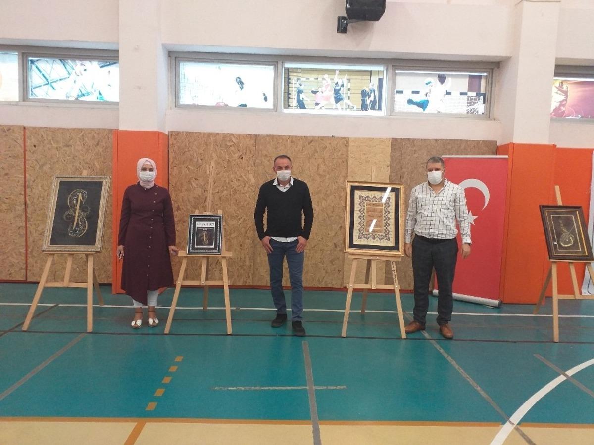 Gen&ccedil;lik Merkezi&rsquo;nden "hat" ve "tezhip" sergisi