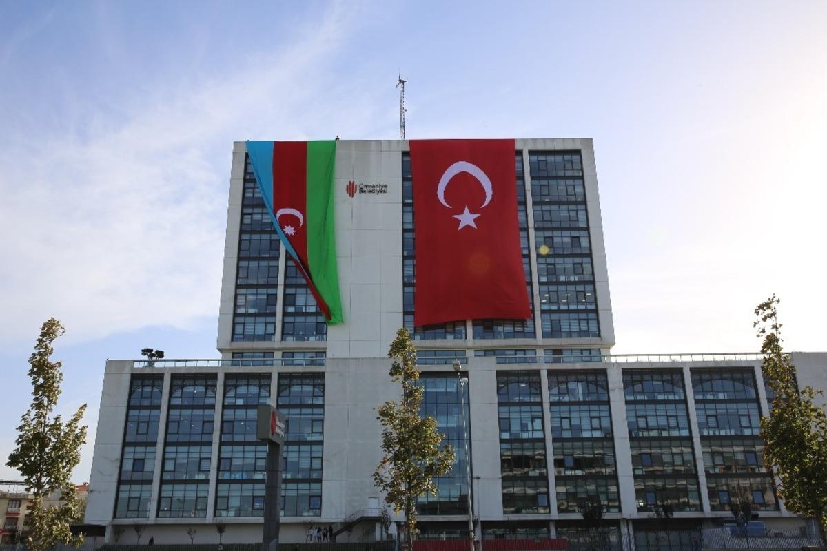 &Uuml;mraniye Belediyesi&rsquo;nden Azerbaycan&rsquo;a bayraklı destek