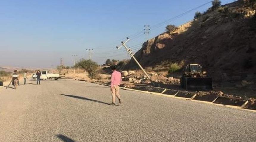 Yol &ccedil;alışmasında elektrik direkleri devrildi