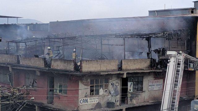 Polyester üretilen iş yerinde korkutan yangın: 4 kişi dumandan etkilendi