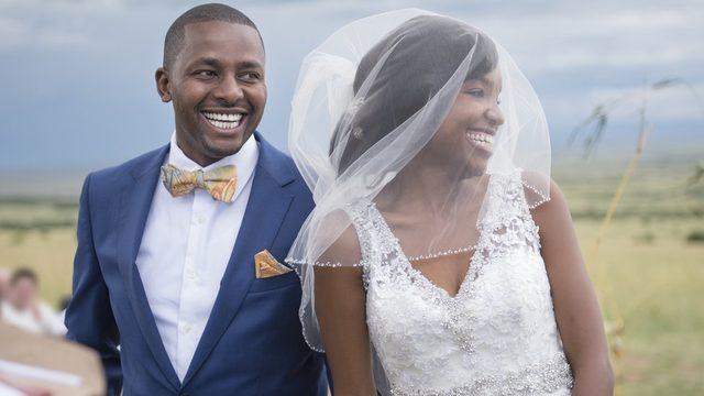 Afrika kökenli Amerikalı kadınlar evlilikte kocalarının soyadını almaya daha yatkın