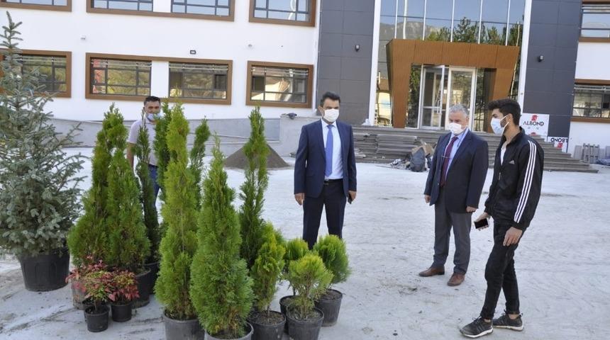 G&uuml;m&uuml;ş, Kanuni Ortaokulu&rsquo;nun inşaatında incelemelerde bulundu