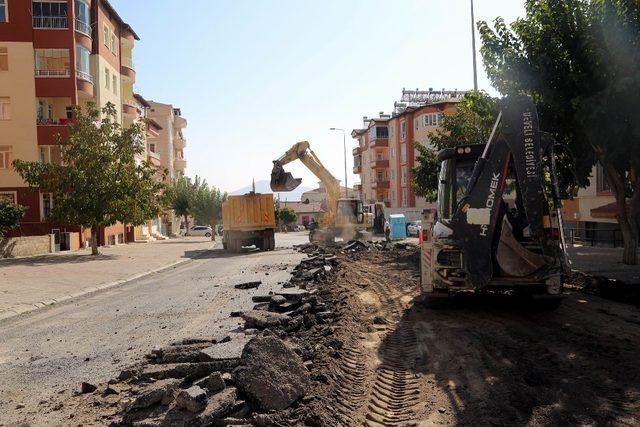 Alparslan Türkeş Caddesi sıcak asfalt çalışması başladı